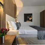 Unique Boutique 4*